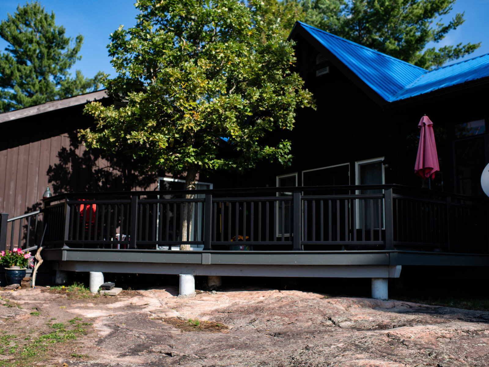 Tree-Integrated Cottage Deck, photo 4